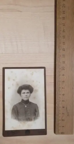Fotografie H. Bichler Steyr Frau Halskette Schmuck