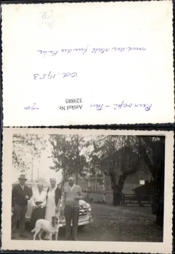 329885,Foto Hund Männer Frauen v. Auto stehend 1953