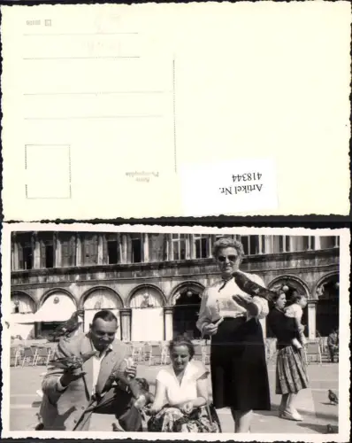418344,Foto Ak Frauen Mann m. Tauben Vogel Vögel