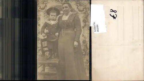 682084 Foto-AK Bub Seemann Uniform Frau Mutter Robbe Kleid Matrosenanzug Matrose