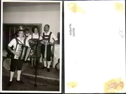 216760,Foto Ak Musiker Musikgruppe Band Mann Ziehharmoniker Frau Gitarre Tracht Bühne Musik