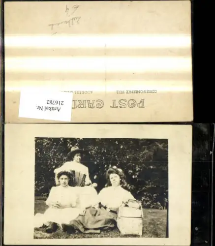 216782,Frauen a. Wiese Picknickkorb Ziehharmoniker