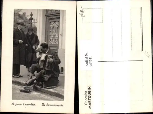 267741,Harmonikerspieler Ziehharmonika Mann sitzt a. Gehsteig Zuhörer Strassenmusikant Musik