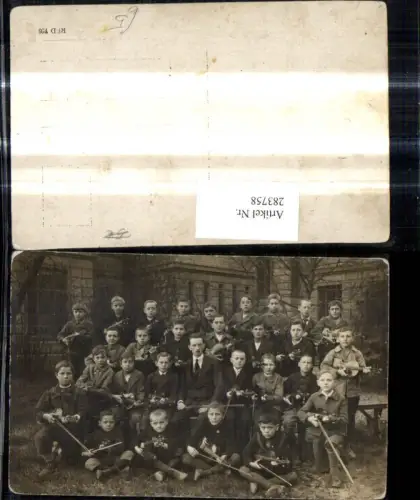283758,Foto Ak Gruppenbild Bub Jungen m. Geigen Lehrer Instrumente Musik Musikschule
