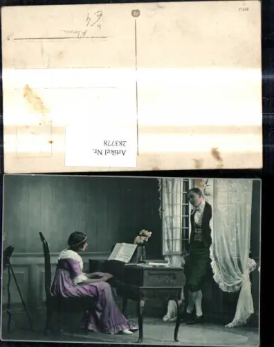 283778,Frau spielt Klavier Mann a. Zuhörer Musik