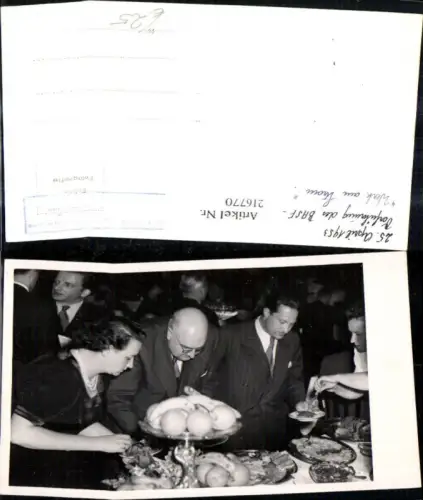216770,Foto Ak Frauen Männer a. Buffet BASF-Film Vorführung Werk a. Strom 1953