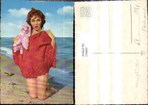 134683,Rothaarige Frau m. rosa Plüschhund Bademode Strandleben
