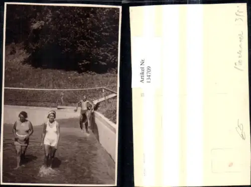 134709,Foto Ak Frauen Mann i. Wasserbecken Bademode