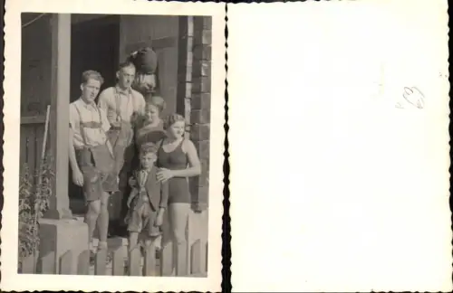 336140,Foto Frau i. Bademode Gruppenbild Männer Tracht v. Hauseingang