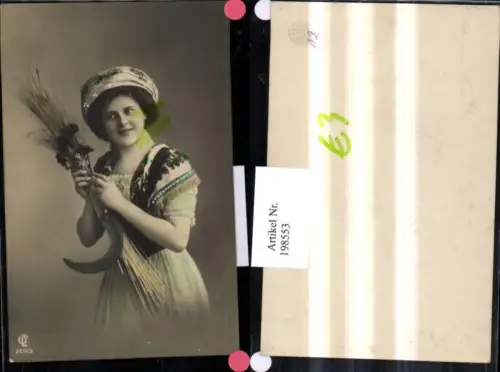 198553,Landwirtschaft Frau Bäurin m. Sichel Stroh Heu