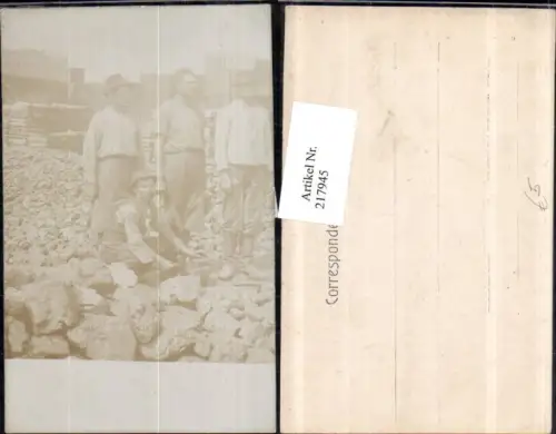 217945,Foto AK Berufe Handwerk Steine Hammer Männer m. Hut Pfeife