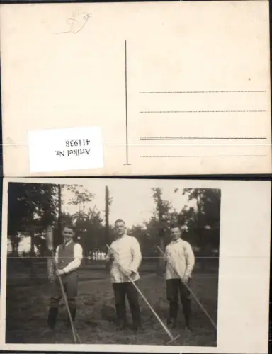 411938,Foto Ak 3 Männer Bauern m. Rechen Landwirtschaft