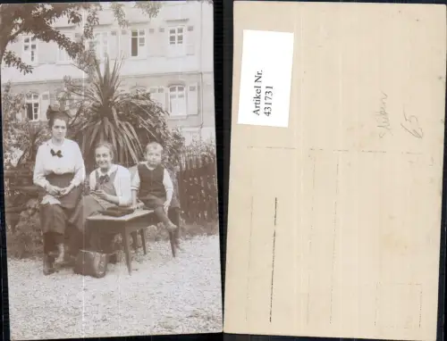 431731,Foto Ak Frauen m. Bub Junge Sticken Nähen Tisch v. Haus Heimarbeit Hausarbeit