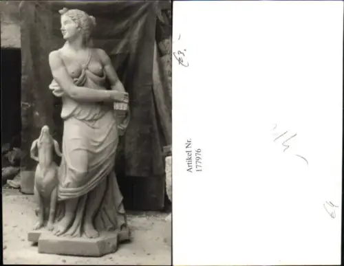 177976,Foto Ak Statue Frau Barbussig m. Hund Erotik Akt