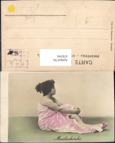 478394,Erotik Frau in Handtuch am Boden sitzend Maslankonska