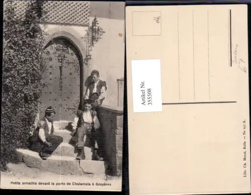 355508,Judaica Petits armaillis devant la porte de Chalamala a Gruyeres