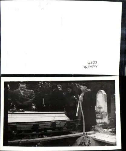 123175,Foto Ak Begräbnis Sarg Priester Frauen b. Abschied Religion