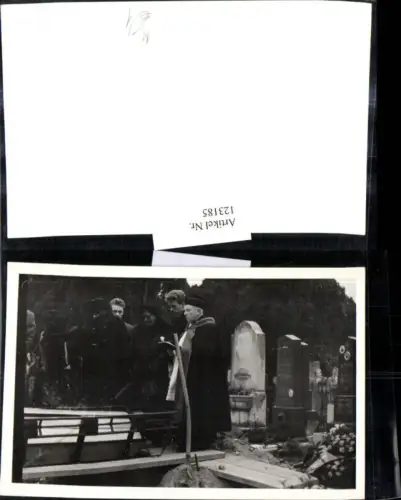 123185,Foto Ak Begräbnis Sarg Priester Frauen b. Abschied Religion