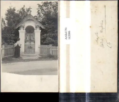 162006,Foto Ak Frau Wanderin Kapelle Wegkreuz Marterl