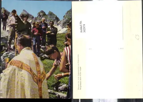 302974,Religion Bergmesse beim KIM Lager Priester m. Kelch Bergkulisse