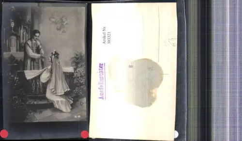 303321,Künstler Ak Priester spendet Kommunion Frau kniet v. Altar Religion