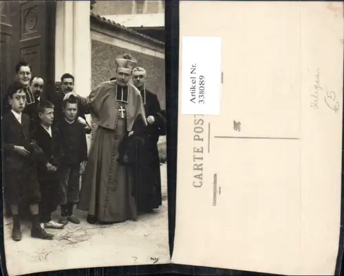 338089,Foto Ak Religion Bischof m. Priester Buben Jungen v. Tür