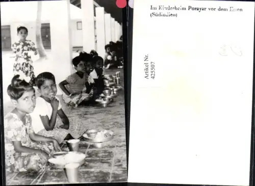 425507,Im Kinderheim Porayar v. d. Essen Südindien Religion Rotes Kreuz Mission Missionare