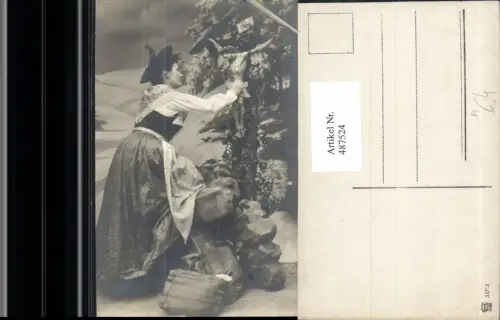 487524,Frau Tracht v. Bildstock Flurkreuz Korb Tasche m. Flasche Wein