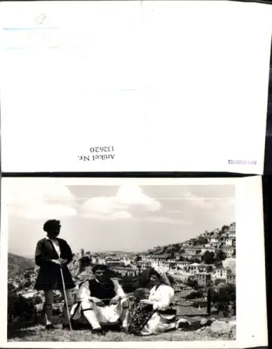 132620,Foto Ak Frau Männer Tracht Dalmatien Kroatien Stadt i. Hintergrund