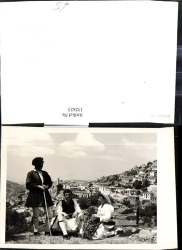132623,Foto Ak Frau Männer Tracht Dalmatien Kroatien Stadt i. Hintergrund
