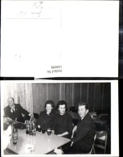 144098,Foto Ak Männer Frauen Wirtshaus Bier Gösser Almdudler