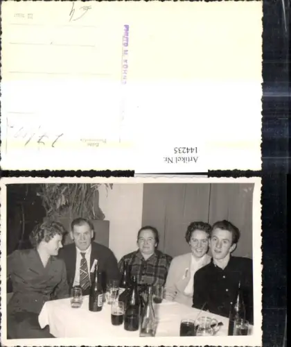 144235,Foto Ak Frauen Männer Tisch m. Bier Gösser Wein Rotwein