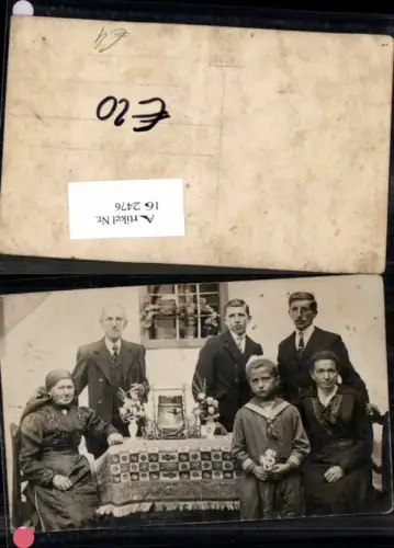 162476,FotoAK Familie Robbe Frau Laterne am Tisch