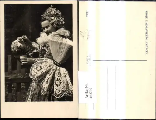 163740,Foto Ak Frau Tracht m. Krug Tasse Kroje z Moravskeho Slovacka Slowakei