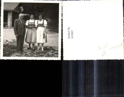 163807,Foto Mann m. Frauen Dirndl Tracht Fotoapparat