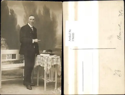 176183,Foto Ak Mann im Anzug Rauchen Zigarette Hut a. Tisch