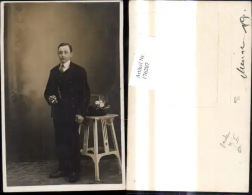 176207,Foto Ak Mann im Anzug Rauchen Zigarette Hut a. Tisch
