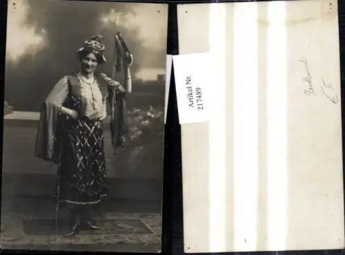 217489,Tracht Foto Ak Frau m. Handtrommel