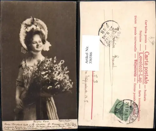 336586,Tracht Frau Kopfbedeckung Hut Blumenstrauß