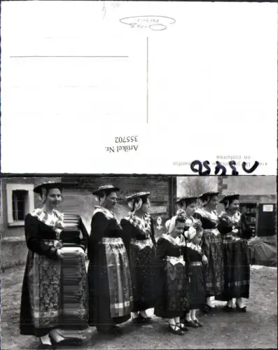 355702,Trachten Schweiz Un joi groupe d Evolenardes en costumes Frauen Mädchen Wallis