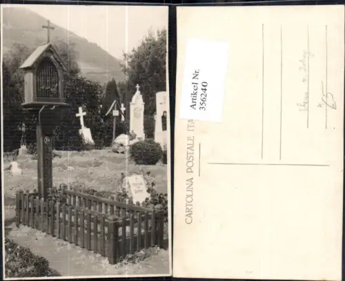 356240,Tod Friedhof Grab Therese v. Dobay Totengräber i. Hintergrund