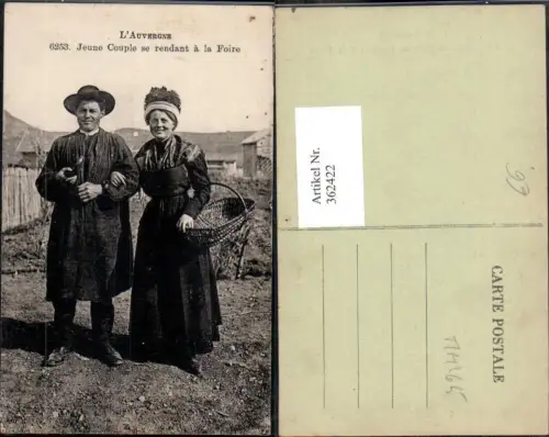 362422,L Auvergne Jeune Couple se redant a la Foire Paar Hut Korb Trachten Frankreich