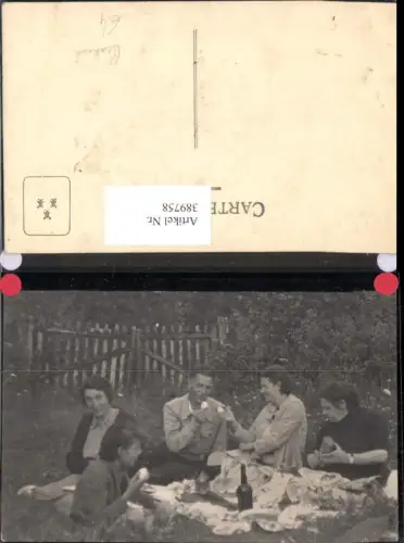 389758, Foto Ak Frauen u. Mann Picknick Decke Wein Eier Garten Wiese Essen Trinken