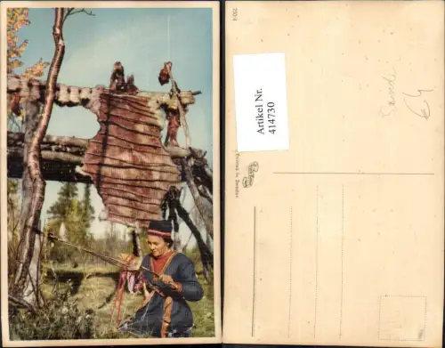 414730,Schwedische Volkstypen Schweden Frau Tracht Tierfell Europa