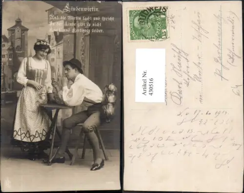 430516,Paar Tracht Tisch Lindenwirtin Wein Alkohol Text