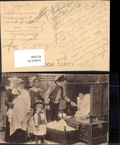 431946,Familie b. Bett stehend En Bretagne Autour du Lit Clos Depart pour le Bapteme Trachten Frankreich