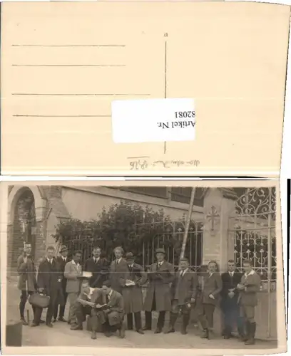 82081,Studenten vor einer Burg Studentica