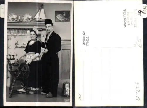 179022,Niederlande Foto Ak Frau Mann i. Tracht Typen m. Spinnrad