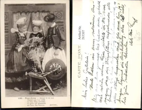 263307,Kleintechnik Spinnrad Paar m. Kind i. Tracht Lesen Pont Aven Devant le lit clos