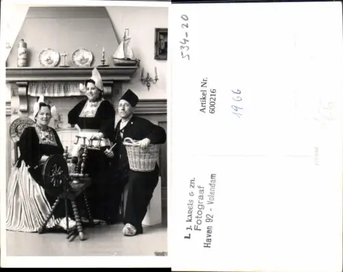 600216,Foto Ak Spinnrad Frauen Mann Tracht Niederlande Volendam pub L. J. Karels